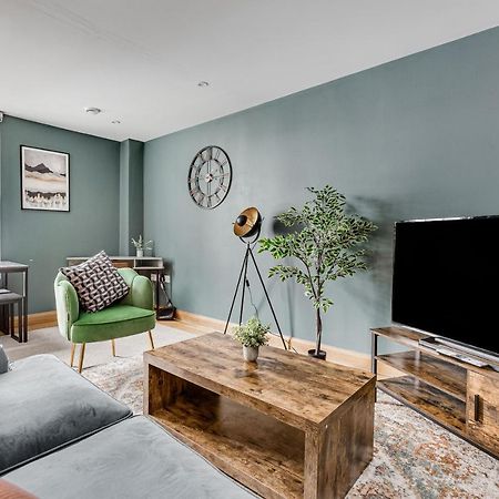 Homely 2 Beds Apt Up To 5 Guests-Wifi By Tent Serviced Apartments Chertsey Eksteriør billede