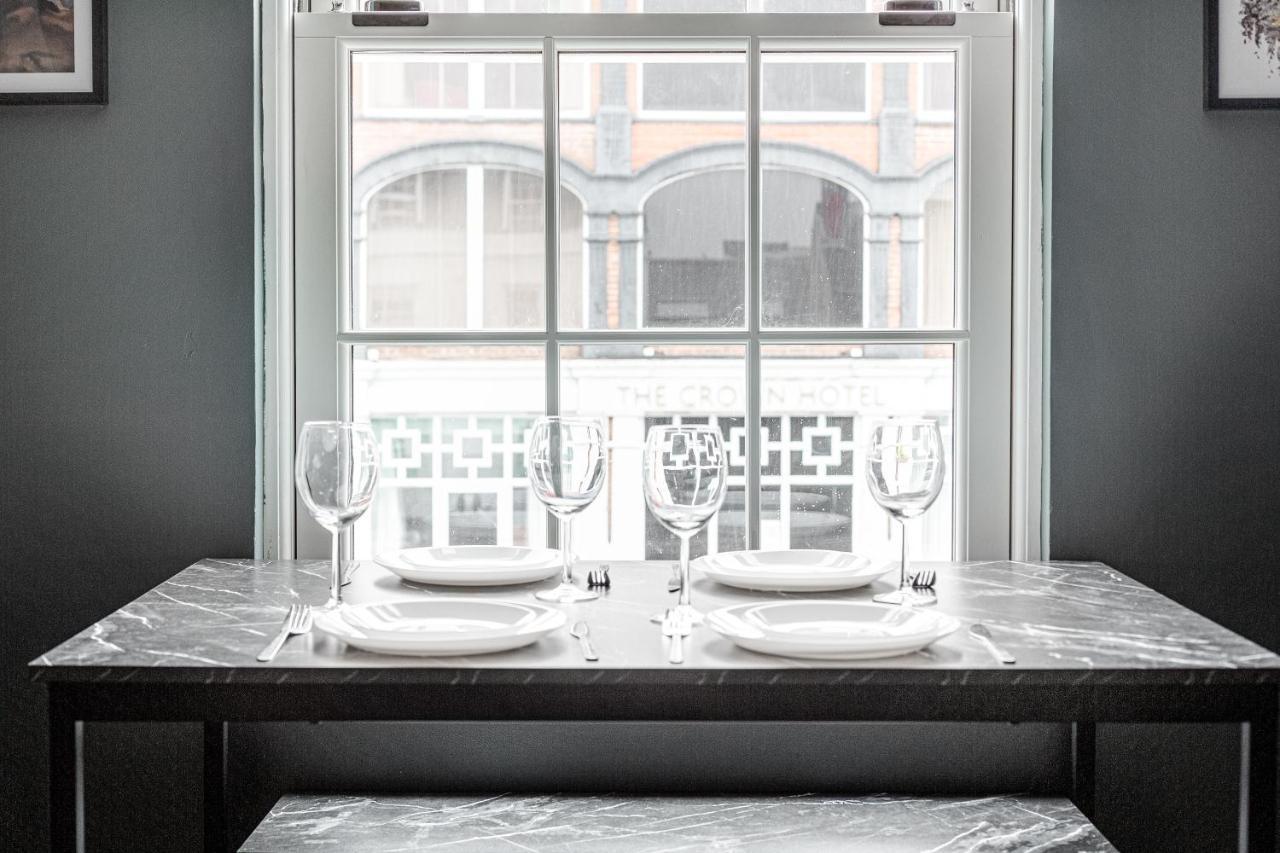 Homely 2 Beds Apt Up To 5 Guests-Wifi By Tent Serviced Apartments Chertsey Eksteriør billede