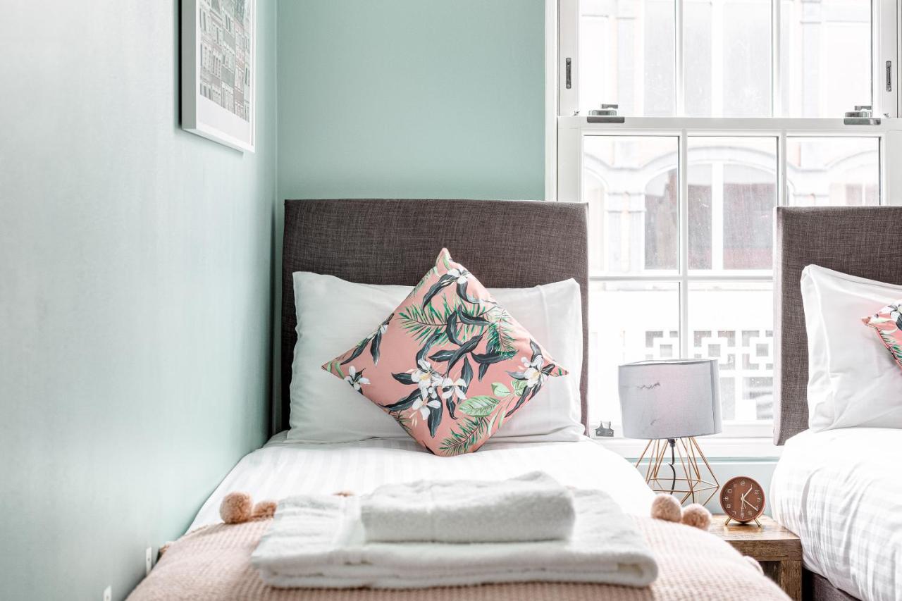Homely 2 Beds Apt Up To 5 Guests-Wifi By Tent Serviced Apartments Chertsey Eksteriør billede
