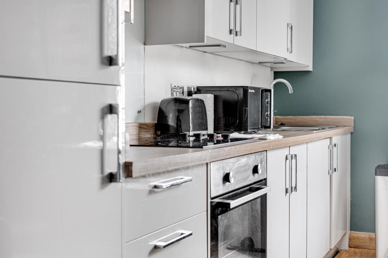 Homely 2 Beds Apt Up To 5 Guests-Wifi By Tent Serviced Apartments Chertsey Eksteriør billede