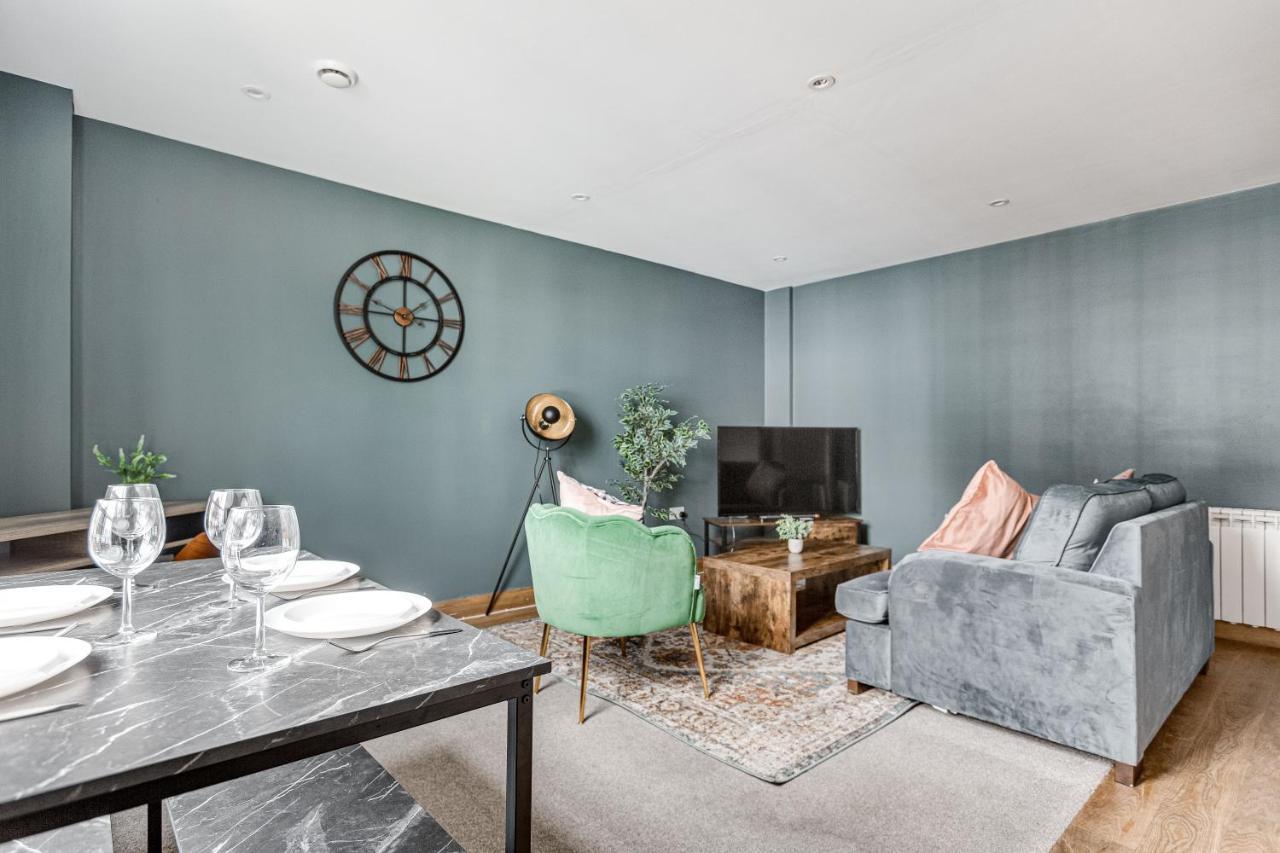 Homely 2 Beds Apt Up To 5 Guests-Wifi By Tent Serviced Apartments Chertsey Eksteriør billede