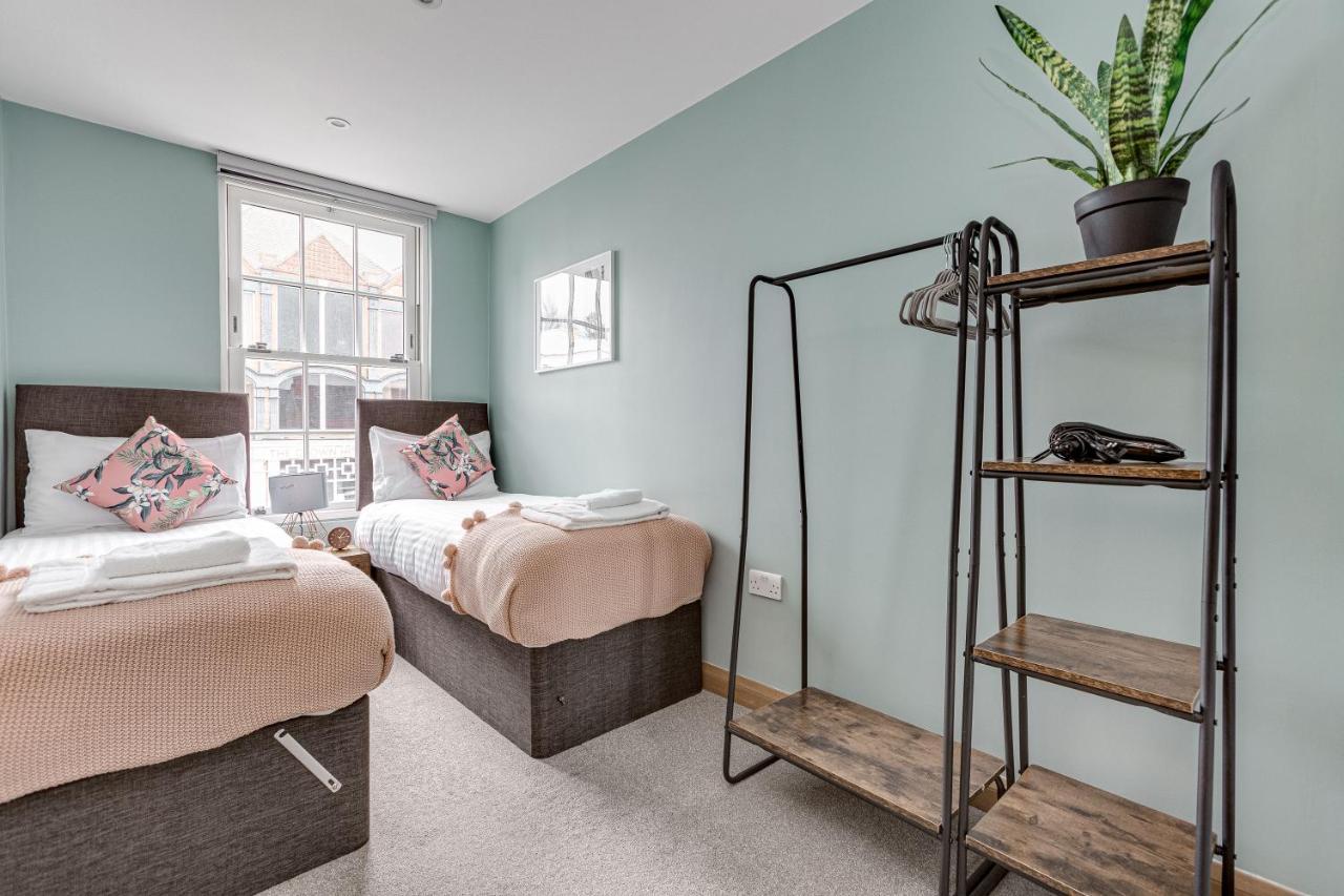 Homely 2 Beds Apt Up To 5 Guests-Wifi By Tent Serviced Apartments Chertsey Eksteriør billede