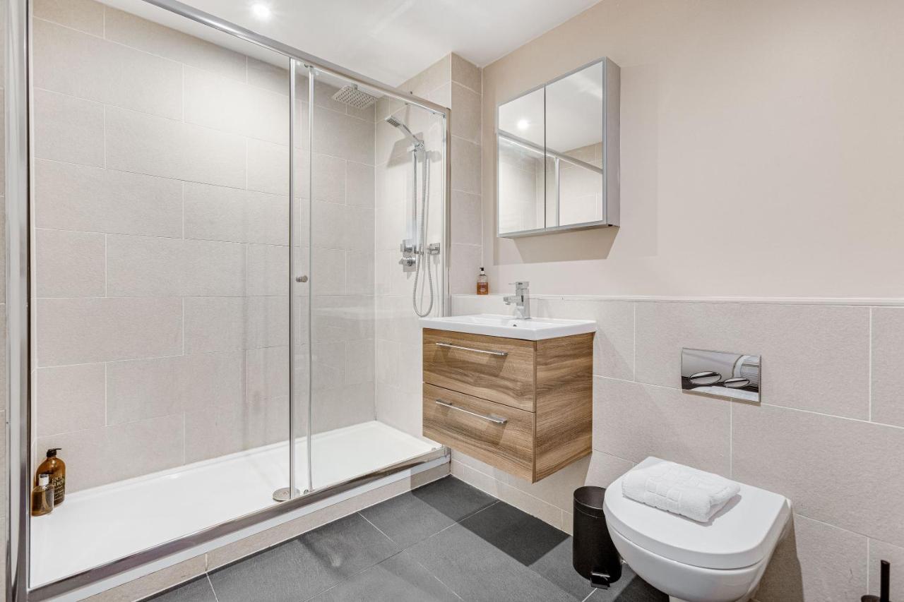 Homely 2 Beds Apt Up To 5 Guests-Wifi By Tent Serviced Apartments Chertsey Eksteriør billede