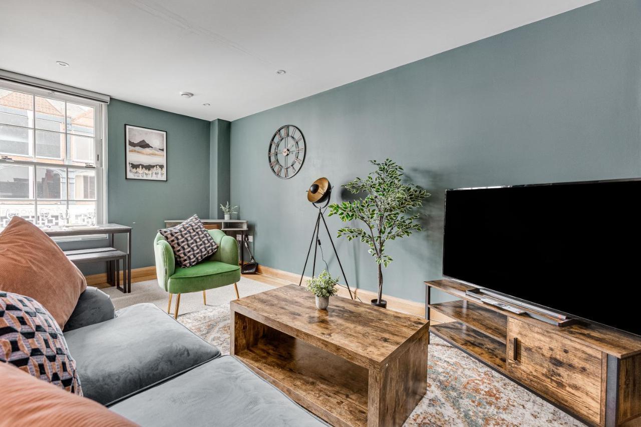 Homely 2 Beds Apt Up To 5 Guests-Wifi By Tent Serviced Apartments Chertsey Eksteriør billede