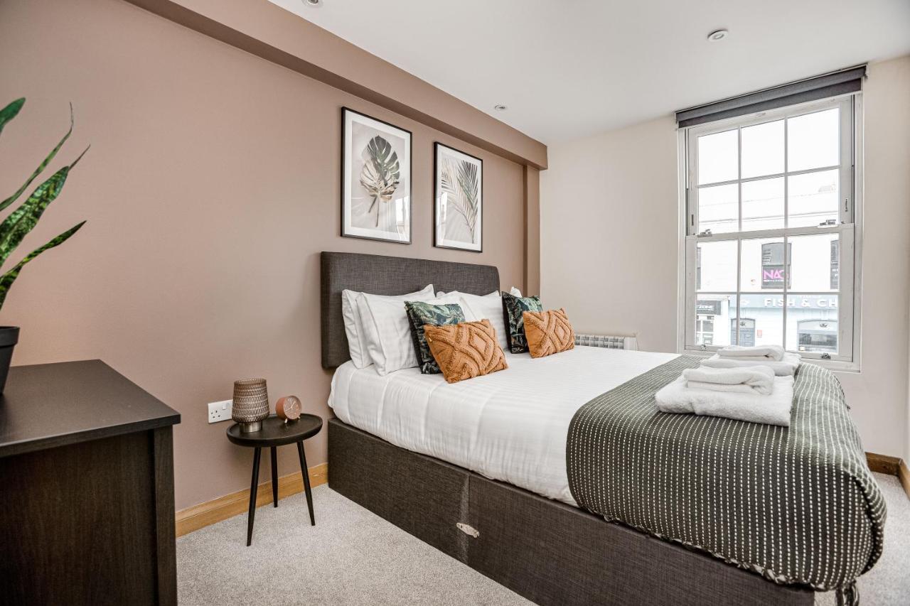 Homely 2 Beds Apt Up To 5 Guests-Wifi By Tent Serviced Apartments Chertsey Eksteriør billede